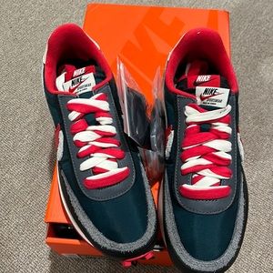 Nike LDWAFFLE/SU  Womens size 6.5 Mens size 5 Midnight spruce/University red